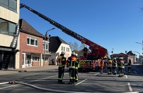Freiwillige Feuerwehr Aurich: FW-AUR: Versteckter Brand fordert Großaufgebot an Einsatzkräften