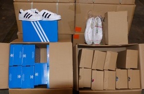 Zollfahndungsamt Hamburg: ZOLL-HH: Gefälschte Sportschuhe: Es läuft noch immer