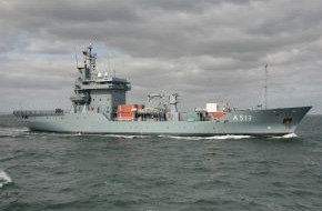 Presse- und Informationszentrum Marine: Heimkehr nach NATO-Einsatz - Tender "Rhein" und Minenjagdboot "Weilheim" kehren nach Kiel zurück