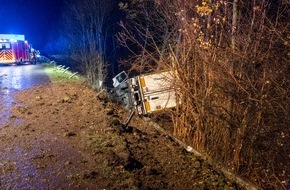 Feuerwehr Porta Westfalica: FW Porta Westfalica: 07.12.2025 - BAB2: LKW stürzt Böschung hinab / 2 Personen leichtverletzt