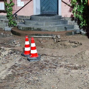 FW Heimbach: Feuerwehr errichtet Sandsackdamm nach Wasserrohrbruch im Heimbacher Stadtzentrum