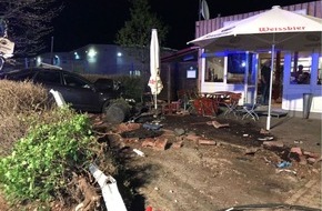 Polizeidirektion Landau: POL-PDLD: 30-jähriger Autofahrer hinterlässt ein Trümmerfeld
