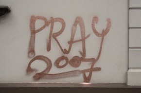 Polizei Düsseldorf: POL-D: Sachbeschädigungen durch Farbschmierereien (Graffiti) in Gerresheim - Wer ist geschädigt und wer kennt die "Tags"? - Fotos hängen als Datei an.