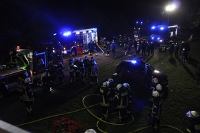 FW-KLE: Verletzte nach Brand in Übergangswohnheim / Feuerwehr rettet schlafende Bewohner