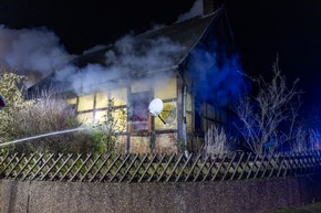FW Porta Westfalica: 04.12.2025 - Wohnungsbrand in Eisbergen / 1 Person verstorben