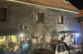 Feuerwehr Remscheid: FW-RS: PKW-Brand greift auf Gebäude über - eine Person verletzt
