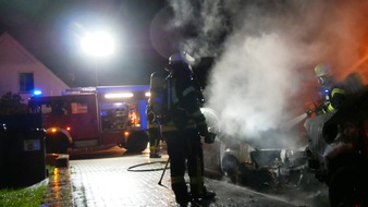 Freiwillige Feuerwehr Celle: FW Celle: Mehrere brennende Fahrzeuge und Unrat in der Nacht
