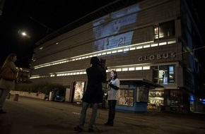 VIER PFOTEN - Stiftung für Tierschutz: VIER PFOTEN schlägt Alarm: Fuchswelpe Kimi bleiben nur noch wenige Wochen zu leben / Aktion gegen Pelzindustrie in Zürich: Projektion von "Kimi" auf ein Zürcher Warenhaus (BILD)