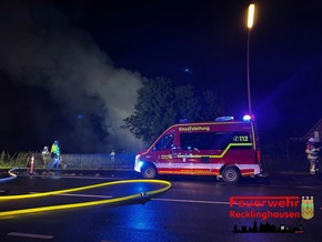 FW-RE: Erstmeldung: Brand von mehreren Strohballen auf einem landwirtschaftlichen Betrieb - Feuerwehr im Großeinsatz