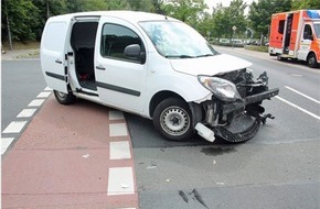 Polizei Mettmann: POL-ME: Zusammenstoß bei Wendemanöver - Beifahrerin verletzt - Ratingen - 2207116