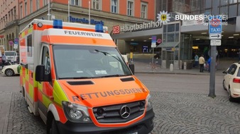 Bundespolizeidirektion München: Bundespolizeidirektion München: Mit über 3 Promille nach Sanitäter geschlagen - Ausnüchterung bei der Bundespolizei