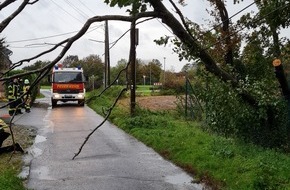 Feuerwehr Xanten: FW Xanten: Stürmische Tage verschonen Xanten weitgehend
