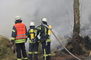 FW-WRN: Heuballen brennen im Bellingholz