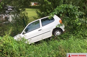 Feuerwehr Plettenberg: FW-PL: OT-Stadtmitte. Hilfeleistungseinsatz der Feuerwehr nach Eigenunfall am Friedhof Hirtenböhl. PKW fährt über Wiese Böschung hinunter und wird durch Zaun gestoppt. Fahrerin bleibt unverletzt.