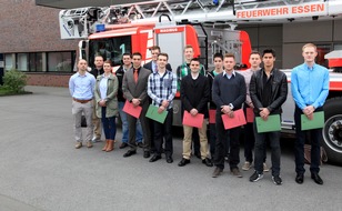 Feuerwehr Essen: FW-E: Vereidigungen, Beförderungen, Ehrungen, viel Arbeit für Essens Feuerwehrdezernent Christian Kromberg