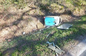 Polizeidirektion Bad Segeberg: POL-SE: Lutzhorn - Geschirrspülmaschine in Straßengraben entsorgt