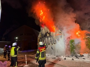 FW-AUR: Geb&auml;ude nach Durchz&uuml;ndung vollst&auml;ndig in Flammen