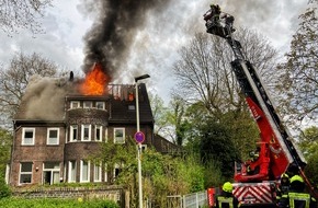 Feuerwehr Oberhausen: FW-OB: Dachstuhlbrand in Oberhausen-Grafenbusch