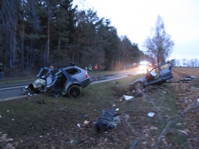 POL-STD: Auto bei Unfall in zwei Teile gerissen - 22-jähriger Autofahrer durch großes Glück nur leicht verletzt