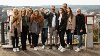 KWADRAT Werbeagentur: Marketingstrategie im Mittelstand: Konstantin Katsikis von KWADRAT erkl&auml;rt, wie B2B-Unternehmen Messe, LinkedIn und Website verzahnen