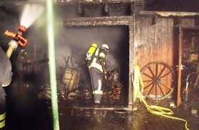 Feuerwehr der Stadt Arnsberg: FW-AR: Feuer zerstört Holz- und Geräteschuppen in Voßwinkel
