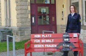 Polizeipräsidium Freiburg: POL-FR: Müllheim: Eine rote Bank als Symbol gegen Gewalt an Frauen