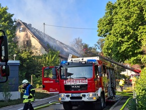 KFV-CW: Jugendliche setzen in Calw-Stammheim Gebäude in Brand / Eingelagertes Heu erschwert Löscharbeiten in Nachbarschaft von Schule und Kindergarten