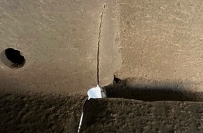 Polizei Bielefeld: POL-BI: Gef&auml;hrlichen Gefahrguttransport mit &auml;tzender Fl&uuml;ssigkeit aus dem Verkehr gezogen