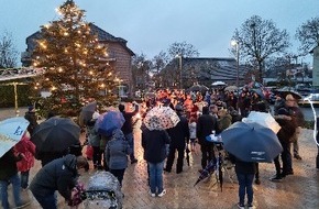 Freiwillige Feuerwehr Kranenburg: FW Kranenburg: Weihnachtlicher Glanz auf dem neuen Dorfplatz