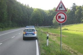Polizeiinspektion Hameln-Pyrmont/Holzminden: POL-HOL: Gemarkung Eschershausen - Kurvenverlauf Schelenhufe:  Überholverbot für LKW - Verkehrssicherheitskommission reagiert auf umgekippte LKW -