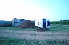 Polizeiinspektion Hameln-Pyrmont/Holzminden: POL-HM: LKW kippt beim Entladen auf ein Feld