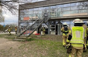 Freiwillige Feuerwehr Bad Salzuflen: FF Bad Salzuflen: Feuer bricht in Klassenzimmer der Grundschule Knetterheide aus / Rauch breitet sich im Gebäude aus. Verletzt wird zum Glück niemand.