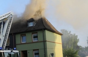 Feuerwehr Mettmann: FW Mettmann: Dachstuhlbrand in einem Einfamilienhaus
