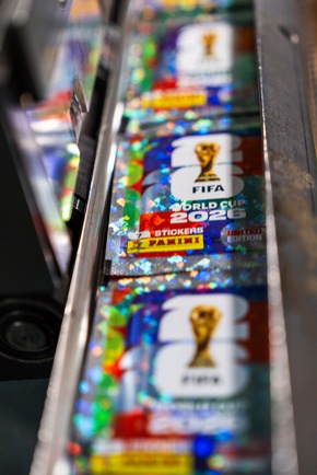 Panini pr&auml;sentiert die offizielle FIFA Fussball-Weltmeisterschaft 2026(TM) Stickerkollektion. It all starts with Panini.