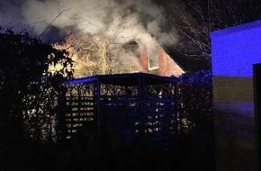 Polizeiinspektion Wilhelmshaven/Friesland: POL-WHV: Dachstuhlbrand eines Einfamilienhauses in Schortens (2 Fotos) - Brandursachenermittlungen dauern an
