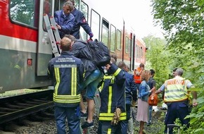 Feuerwehr Gelsenkirchen: FW-GE: Feuerwehr Gelsenkirchen unterstützt bei der Evakuierung einer S-Bahn