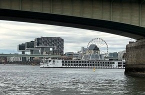 Polizei Duisburg: POL-DU: Fahrgastkabinenschiff nach Grundber&uuml;hrung auf dem Rhein festgefahren