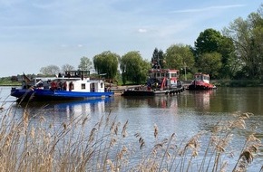 Polizei Duisburg: POL-DU: Petershagen/Duisburg: Maschinenausfall - Binnenschiff blockierte Weser bei Petershagen
