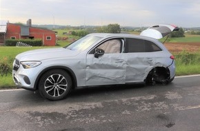 Kreispolizeibeh&ouml;rde H&ouml;xter: POL-HX: Zusammensto&szlig; zwischen Lkw und Pkw - Mann schwer verletzt