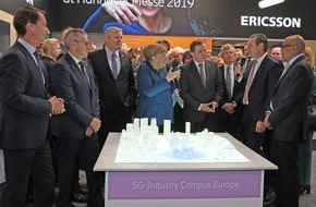 Ericsson GmbH: Fraunhofer und Ericsson stellen Bundeskanzlerin Angela Merkel und dem schwedischen Ministerpräsidenten Stefan Löfven ein gemeinsames Konzept für ein industrielles 5G-Forschungsnetz vor (FOTO)