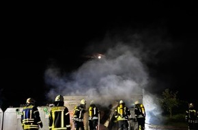 Feuerwehr Stadt Geestland: FW Geestland: Brand von Sammelbeh&auml;ltern im Gewerbegebiet Bad Bederkesa