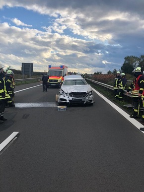 POL-STD: Bei Unfall auf der Autobahn zwei Autofahrer zum Teil schwer verletzt - BAB vier Stunden voll gesperrt