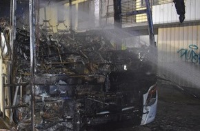 Polizei Mönchengladbach: POL-MG: Bereich Römerbrunnen: Bus ausgebrannt und mehrere Autos beschädigt - Polizei bittet um Hinweise