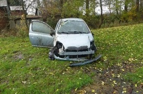 Polizeiinspektion Cuxhaven: POL-CUX: PKW kommt von der Fahrbahn ab und überschlägt sich (Foto im Anhang)