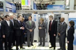 Rittal GmbH & Co. KG: Energieeffizienz von Rittal begeistert / Kanzlerin Merkel und Gouverneur Schwarzenegger bei Rittal