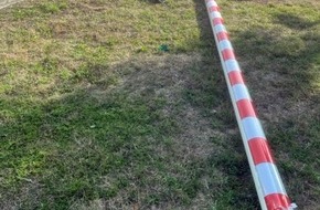 Polizeipr&auml;sidium Nordhessen: POL-KS: Bahnschranke abgerissen und abgehauen: Ermittler fahnden nach Sattelauflieger mit blauer Plane