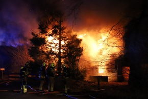 FW-SE: Feuer zerstört Wohngebäude