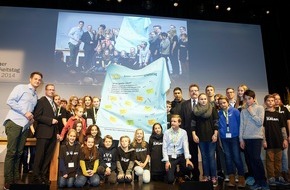 KiKA - Der Kinderkanal ARD/ZDF: "#IamFair" - Zukunftsmacher nominieren Andreas Bourani für FairTrade-Challenge / 4. KiKA Kinder-Nachhaltigkeitstag: 30 Kinder fordern mehr Fairness von der Kleidungsindustrie (FOTO)