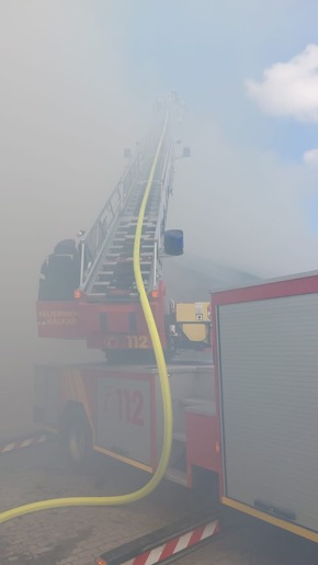 Feuerwehr Kalkar: Scheunenbrand- Bauer rettet Tiere selbständig