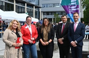 Universit&auml;t Koblenz: Dialog und Entdeckungen: Staatssekret&auml;rin Dr. Tamara M&uuml;ller besucht Universit&auml;t Koblenz zum Uni-Erlebnistag